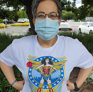 [.CH-fr Switzerland (french)] Breast cancer fighter Anita shows off one of her many superhero shirts. Here you can see Wonder Woman.